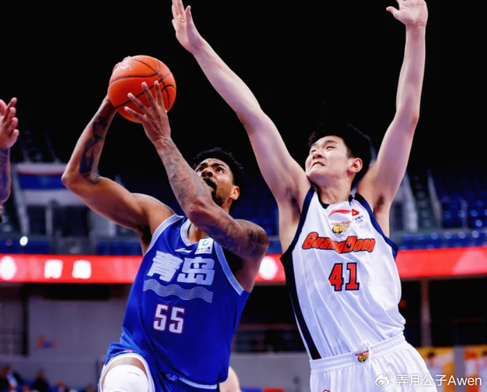 18岁新星王洪泽砍下22分8篮板成焦点，杜锋何去何