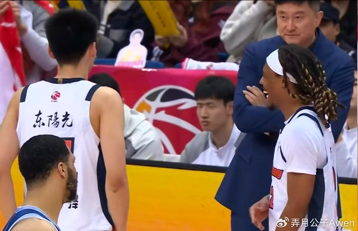 18岁新星王洪泽砍下22分8篮板成焦点，杜锋何去何