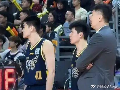 18岁新星王洪泽砍下22分8篮板成焦点，杜锋何去何